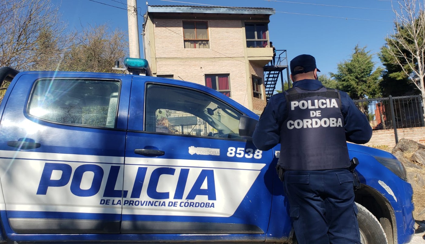 Un detenido, un prófigo y una camioneta dentro de un canal luego de una persecución policial | Córdoba