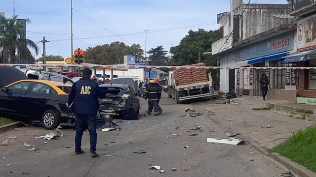 Desastre vial: camión sin control mató a una mujer y chocó nueve vehículos | Actualidad