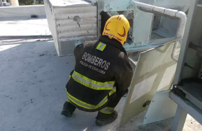 Evacuación en el Hospital Rawson por un incendio en el techo | Córdoba