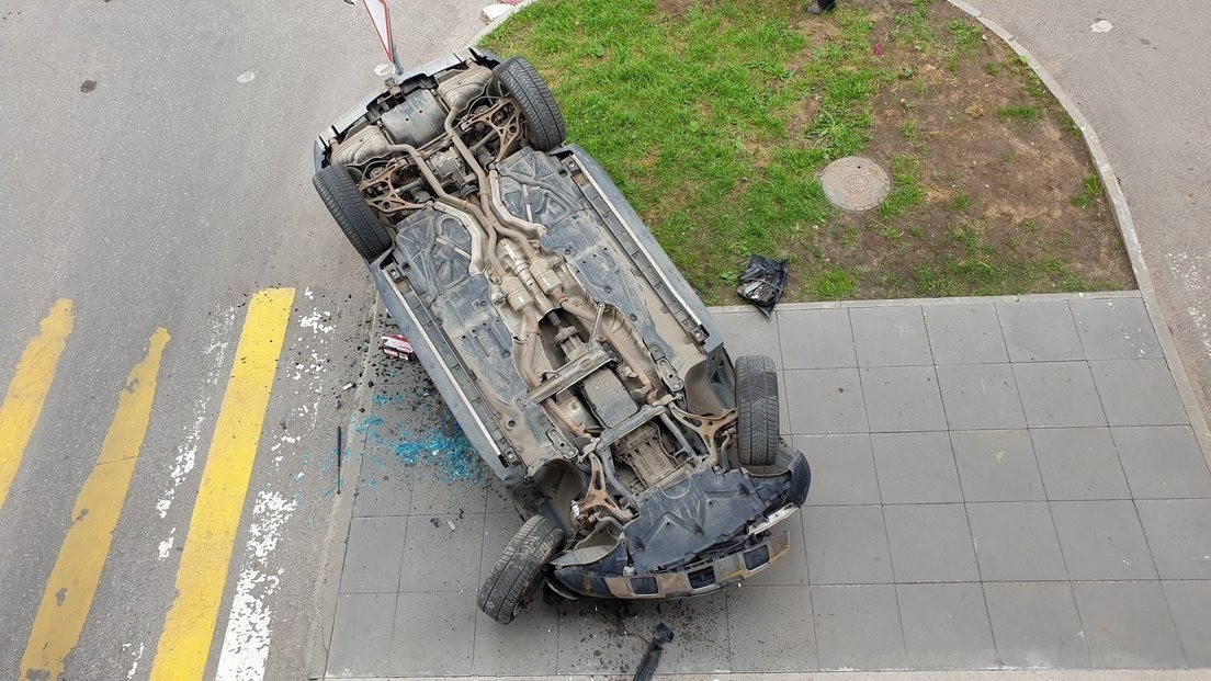 Video: cayó desde un tercer piso con su auto y salió ileso | Internacionales