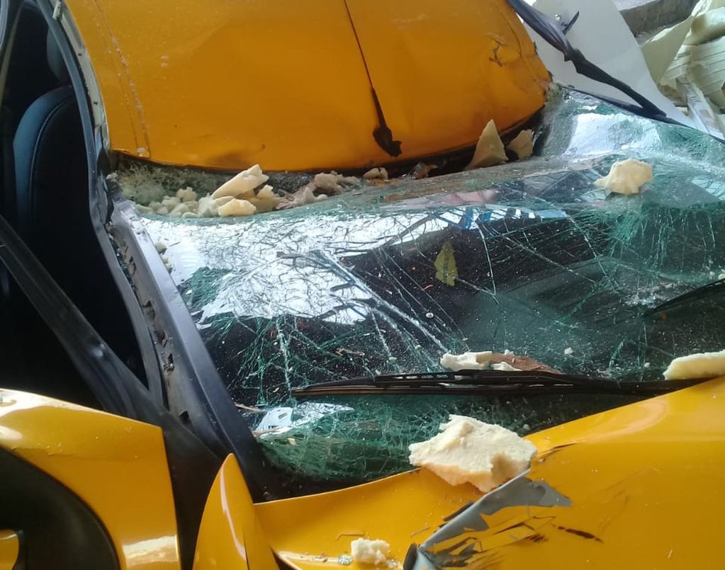 Camionero se estrelló contra un puente y destruyó un taxi | Córdoba