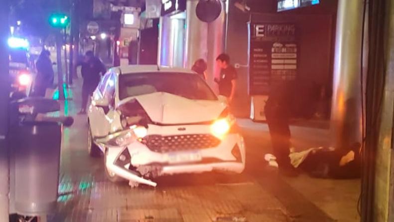Quiso evitar que le robaran el celular en pleno centro, aceleró y chocó contra un edificio | Córdoba