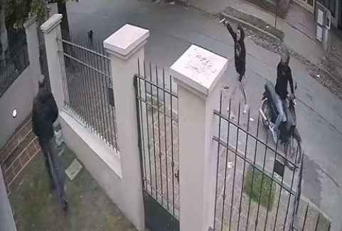Video: motochoros intentaron robarle, se defendió a bidonazos y le tiraron a matar | Córdoba