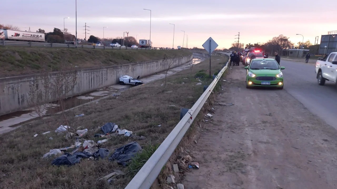 Una mujer perdió el control de su auto y cayó al desagüe de Circunvalación | Córdoba