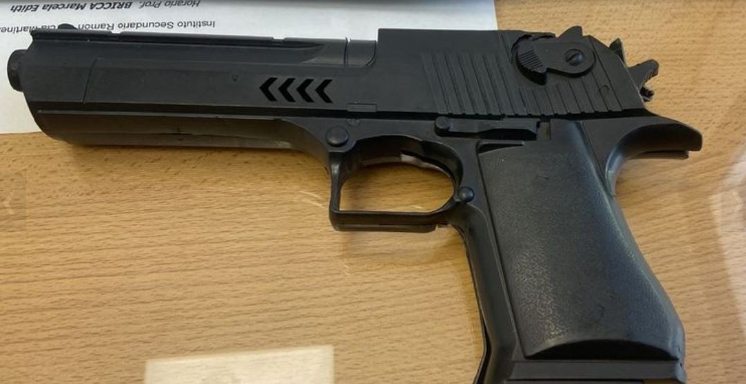 Un alumno de primer año llevó una réplica de arma de fuego al colegio y generó un revuelo | Córdoba