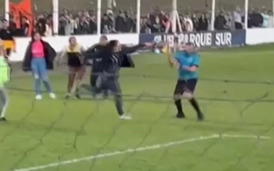 Video: dos mujeres agarraron a patadas a un árbitro en la final de una liga regional | Actualidad