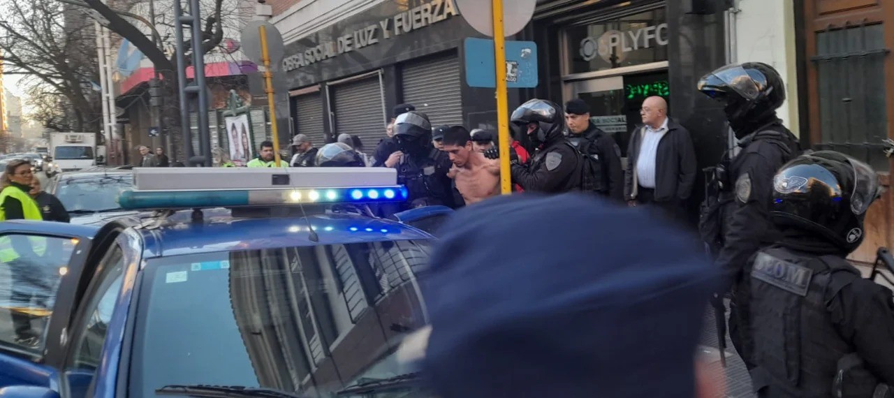 Golpeó a una policía, le robó el arma y fue detenido | Córdoba