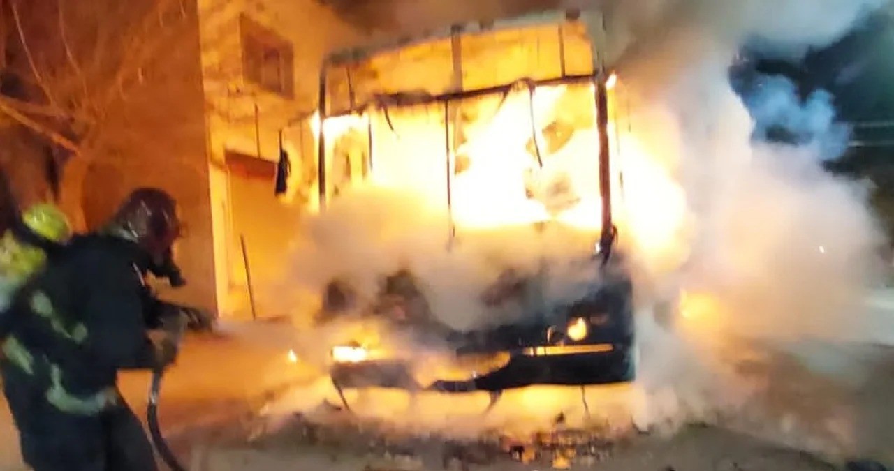 Impactante choque e incendio entre un colectivo de ERSA y un remis | Córdoba