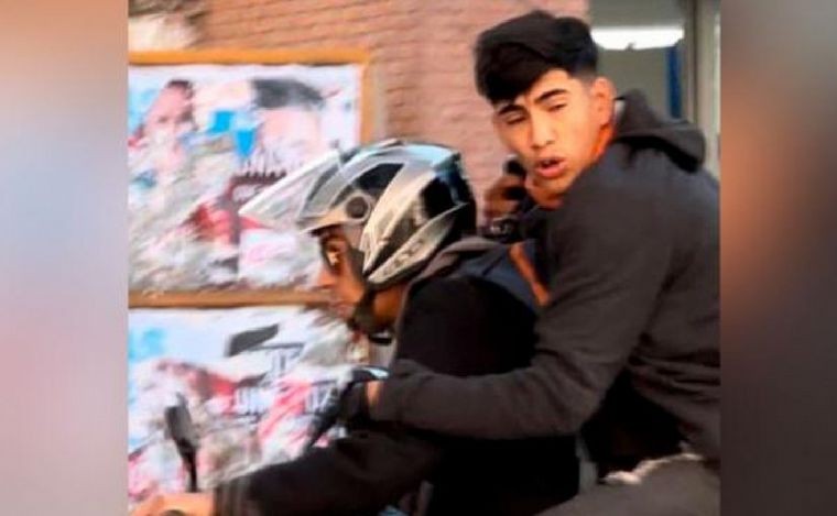 Córdoba: allanaron la casa del motochorro que rompió el vidrio de un auto para robar una cartera en cinco | Córdoba