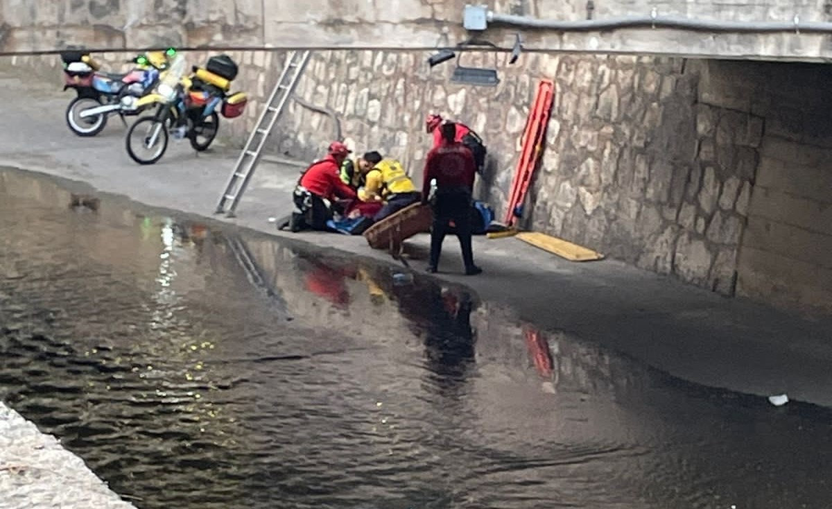 Bomberos rescataron a una joven que cayó a la Cañada | Córdoba