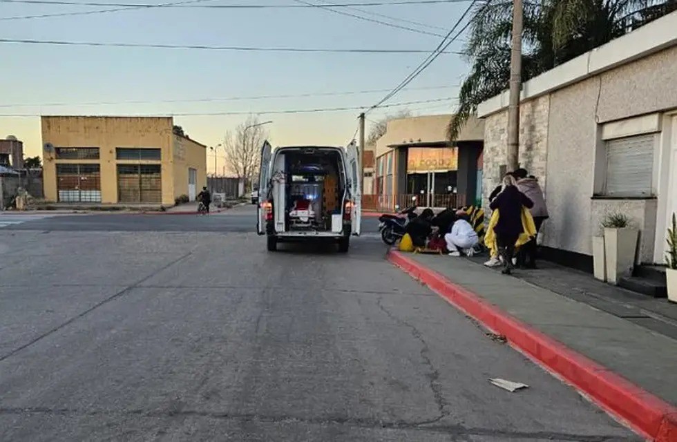 Se le salió una rueda del auto y casi mata a un motociclista | Córdoba