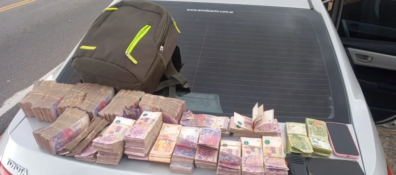 Detienen a una pareja que viajaba con dinero, inhibidores y teléfonos celulares | Córdoba
