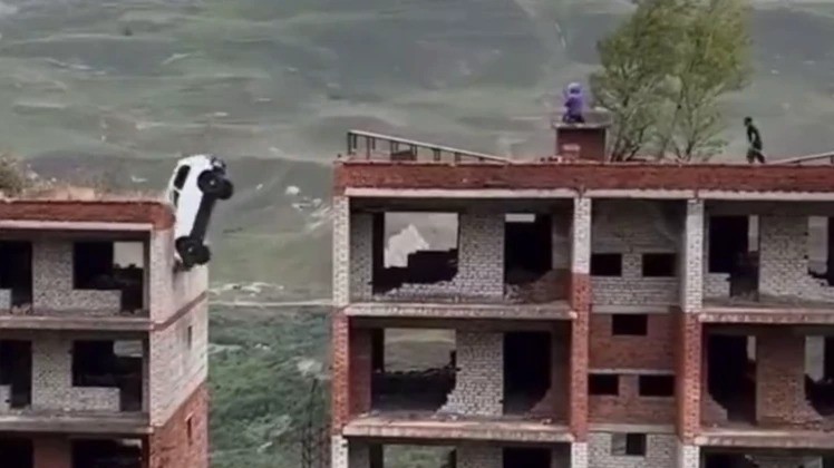 Milagro en las alturas: chocó su chata, cayó más de 15 metros y salió ileso | Internacionales