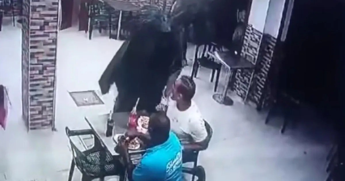 Rayos y centellas: “Batmán” robó un bar y quedó filmado | Internacionales