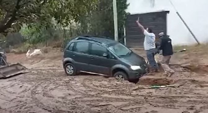 Un caño roto socavó una calle en barrio Quebrada de las Rosas | Córdoba