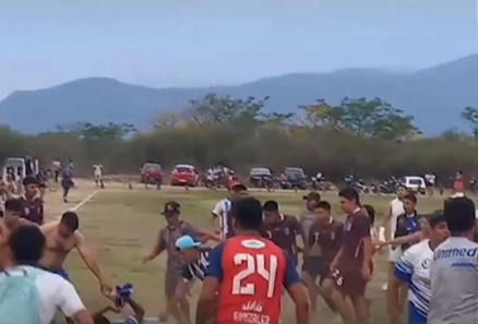 Video: Terminaron a las piñas en un partido de fútbol de la liga local de Vaqueros | Actualidad