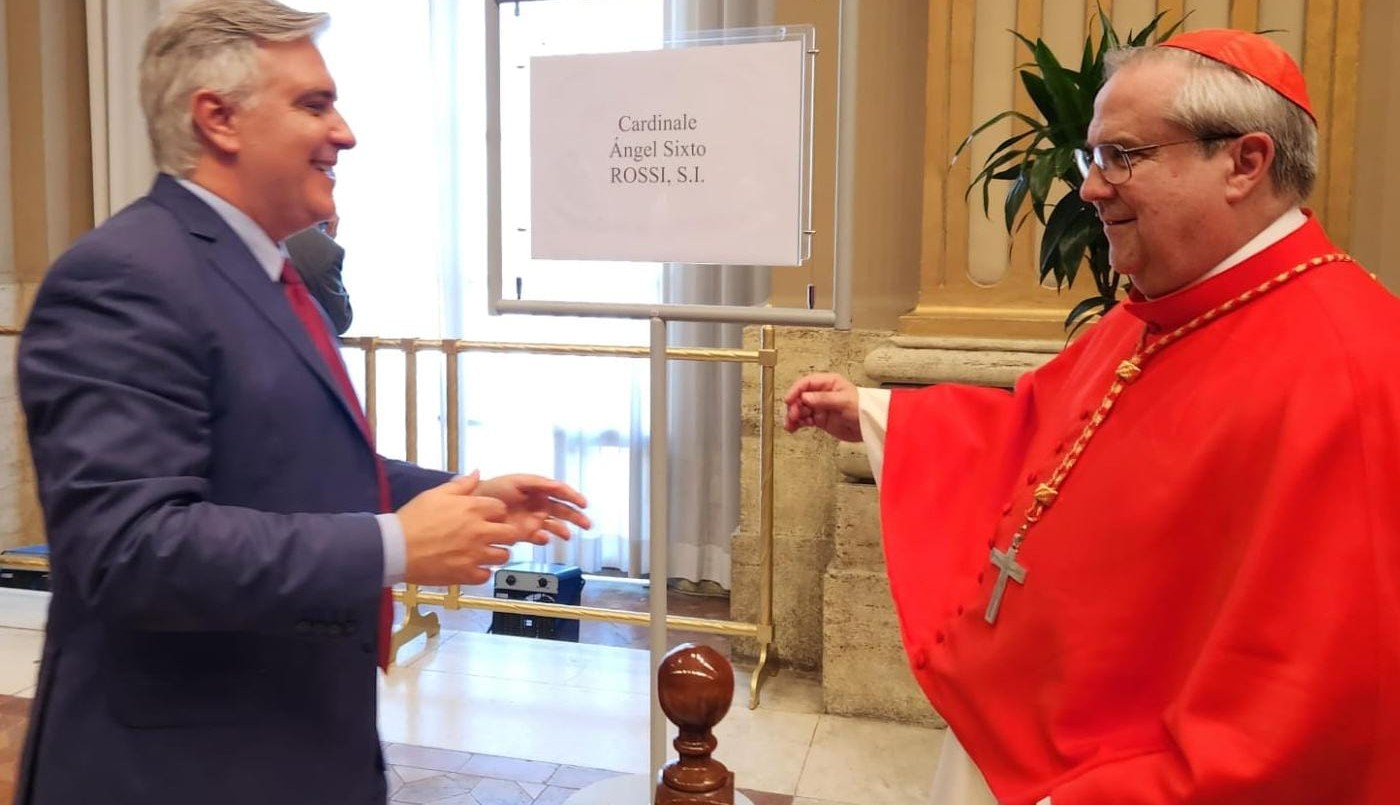 Llaryora participó de la ceremonia de ordenación como cardenal del arzobispo de córdoba, Ángel Rossi | Córdoba