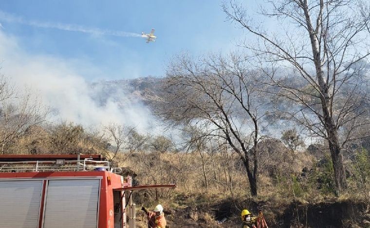Contuvieron el incendio en Mina Clavero y combaten otro foco ígneo en Laboulaye | Córdoba