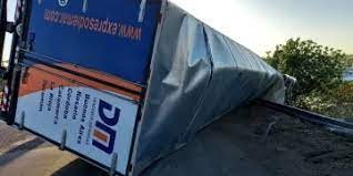 Un camión con acoplado volcó y quedó colgado sobre el guardarril en avenida Circunvalación | Córdoba