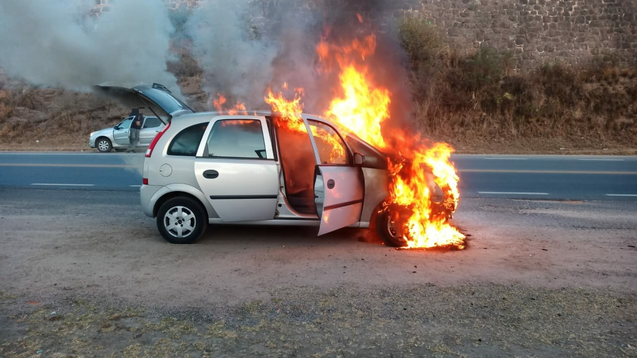 Se les incendió el auto cuando viajaban a Bialet Massé y los socorrieron los bomberos a tiempo | Córdoba