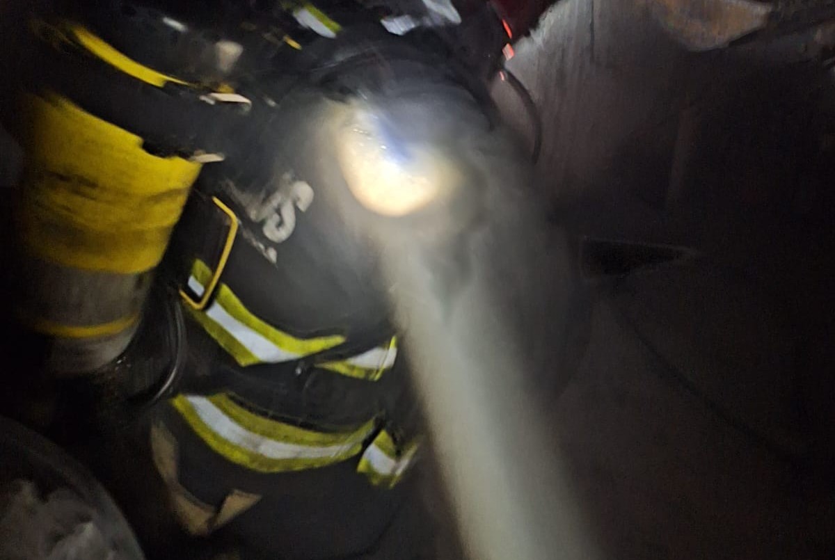 Se incendió un taller de chapa y pintura y el propietario recibió quemaduras leves | Córdoba