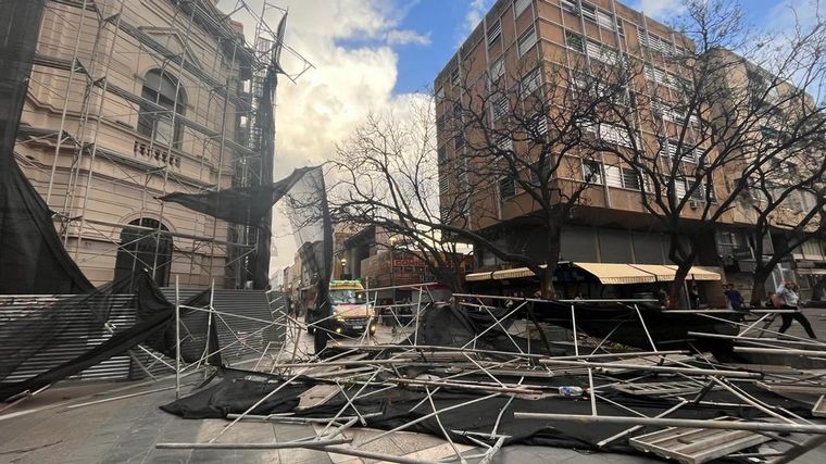 Un andamio cayó sobre una mujer mientras caminaba por el centro de Córdoba | Córdoba