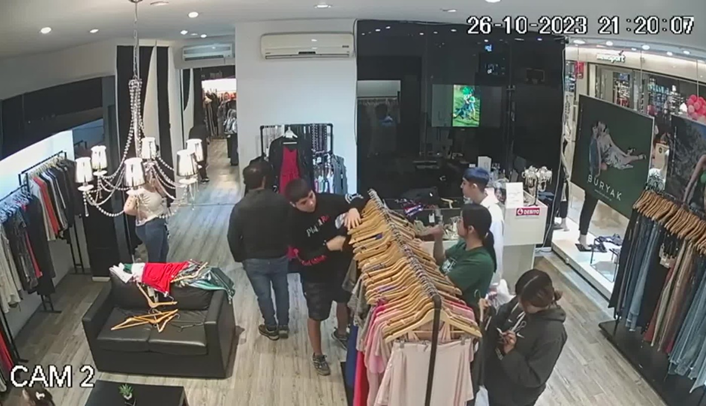 Insólito: robaron una tienda y se llevaron hasta las perchas | Córdoba