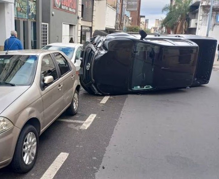 De película: iba con un nene y chocó un contenedor, una persona y dos autos para terminar volcando | Córdoba