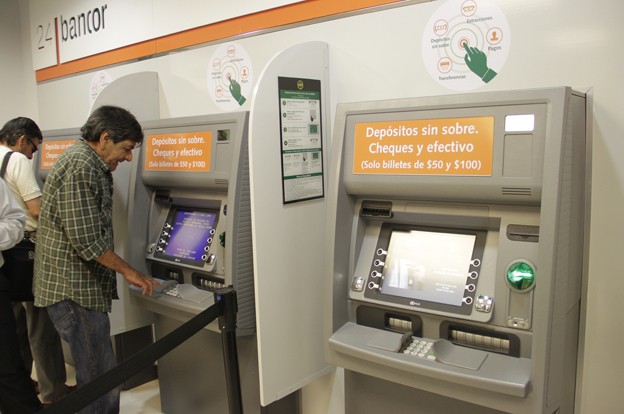 Hacía compras con tarjetas atascadas en los cajeros automáticos que arreglaba | Córdoba