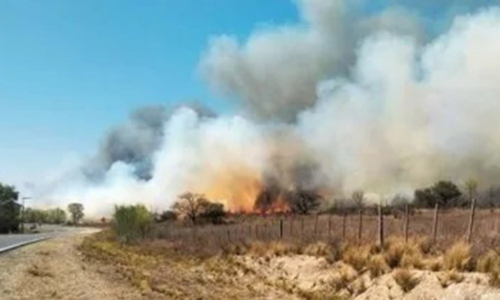 Mina Clavero: combaten un incendio cerca de una escuela que fue evacuada | Córdoba