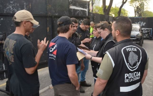 Un influencer quiso entrar al recital de Taylor Swift con credencial falsa y lo detuvieron | Actualidad