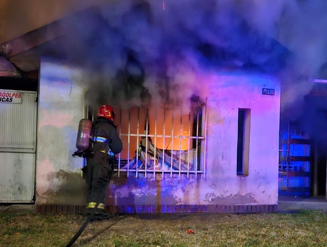 Incendio en barrio Los Plátanos: anciana pierde todo y pide ayuda | Córdoba