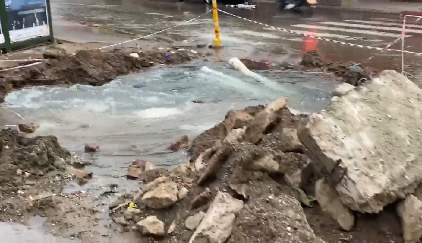 Video: inundación en Alberdi por caño roto de Aguas Cordobesas genera preocupación en los vecinos | Córdoba