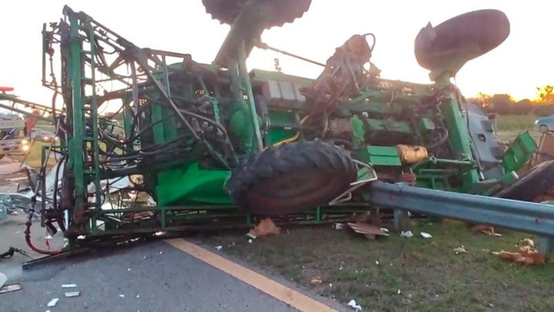 Un colectivo de larga distacia chocó con una fumigadora en la Ruta 36 y hay once heridos | Córdoba