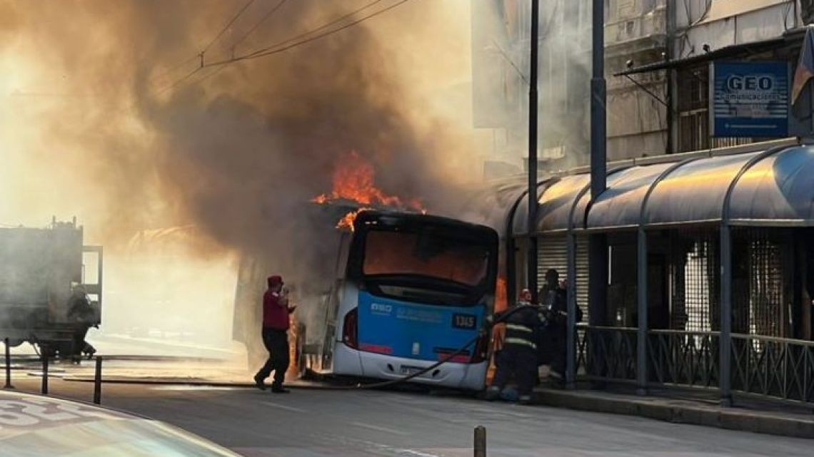 Se incendió un colectivo en pleno centro de Córdoba y no es la primera vez que pasa | Córdoba