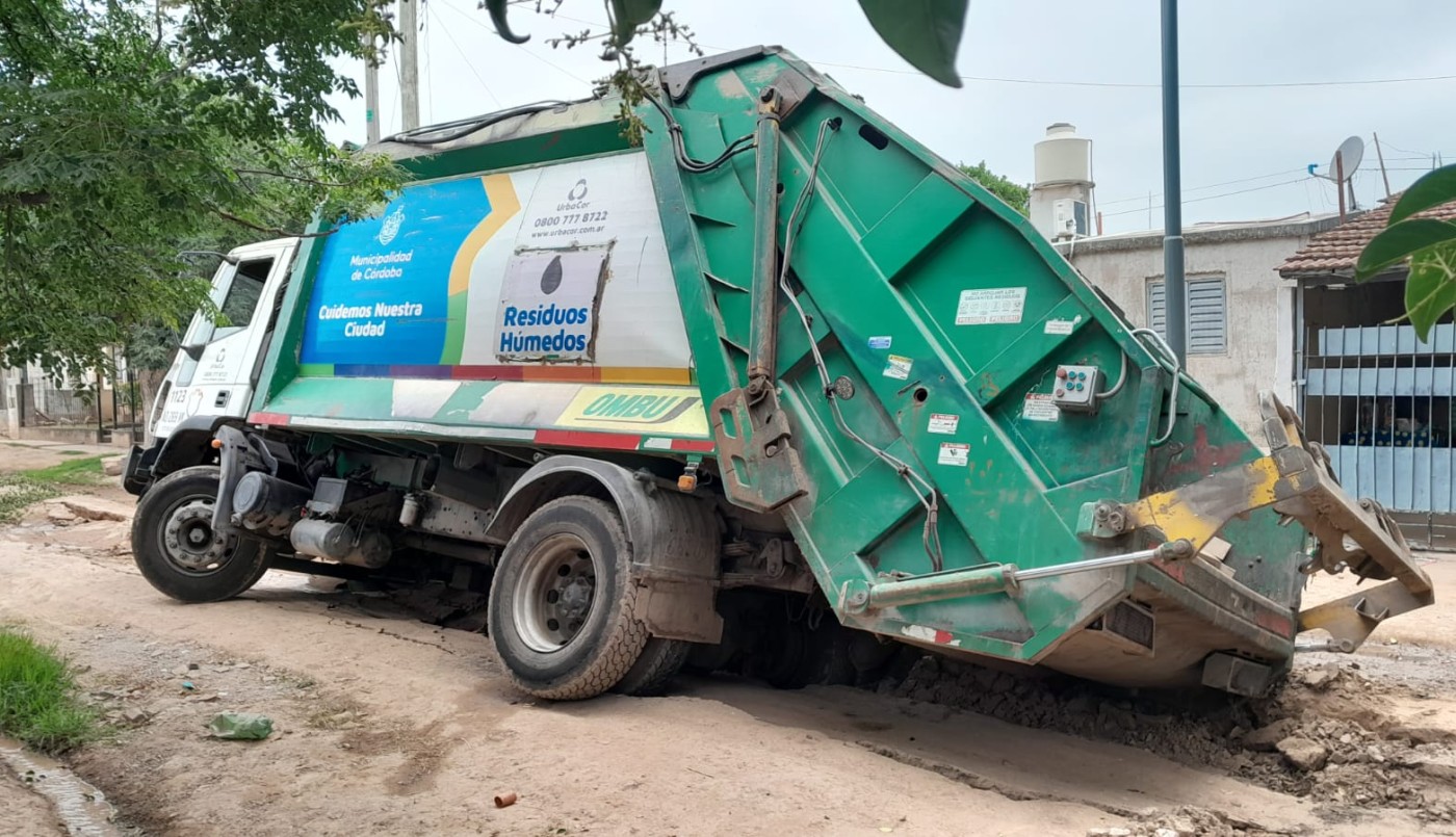 Un camión de basura quedó atascado en una calle de tierra  del barrio IPV Argüello | Córdoba