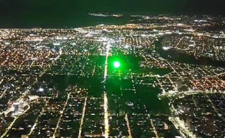 Apuntaron con un láser a un avión que estaba por aterrizar en Córdoba | Actualidad