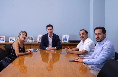 El ministro de Gobierno, Manuel Calvo recibió a miembros de la Fundación Manos Abiertas | Córdoba