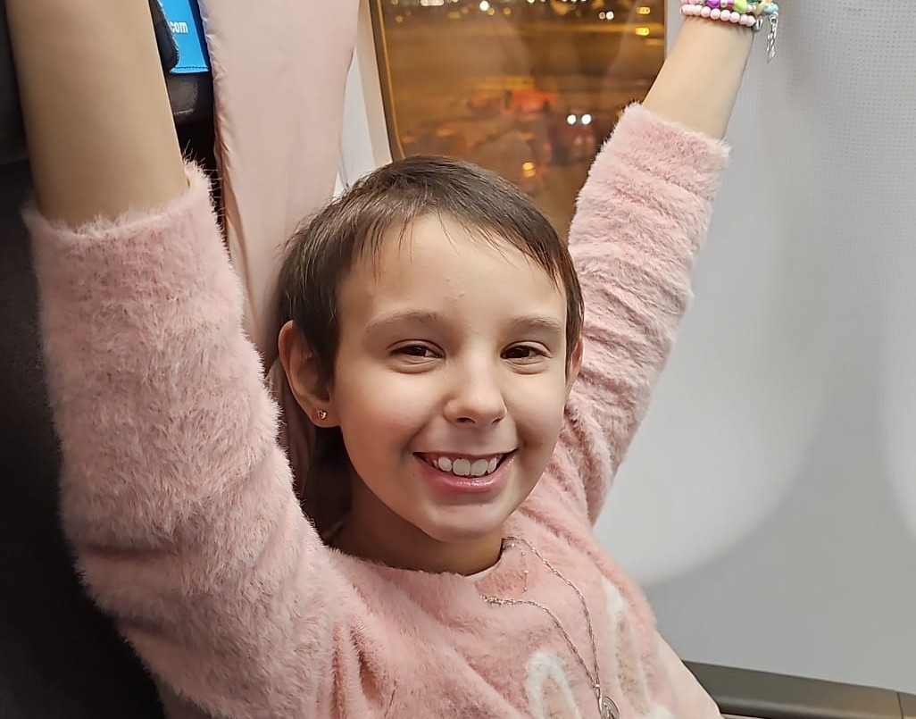 Después de años de tratamiento, volvió a Rosario una nena que luchó contra el cáncer  en el exterior | Actualidad