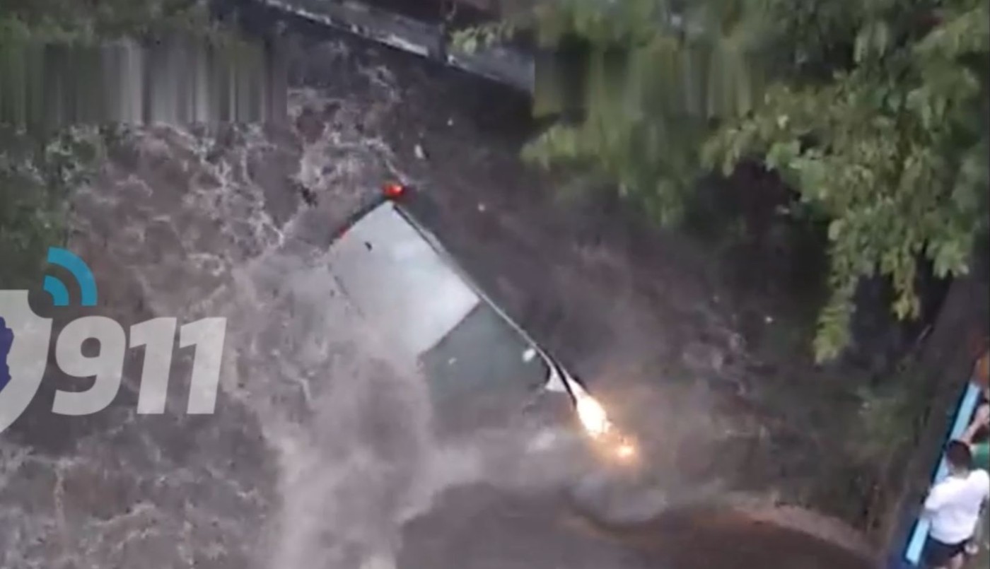 Dramático: la corriente se llevó un auto en el puente Sagrada Familia | Córdoba