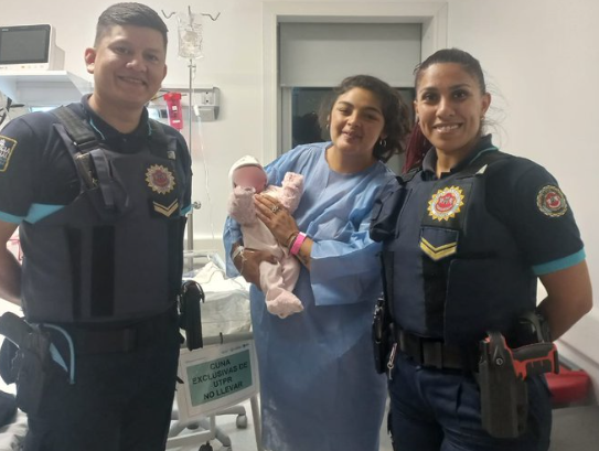 Mujer dio a luz dentro de su auto en plena calle | Córdoba