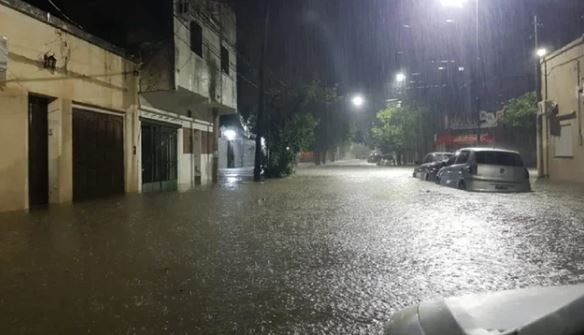 Un temporal histórico en Corrientes dejó calles inundadas y hubo un saqueo a una farmacia | Actualidad