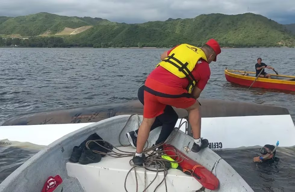 Exitoso rescate de dos hombres que tumbaron su bote en el lago San Roque | Córdoba
