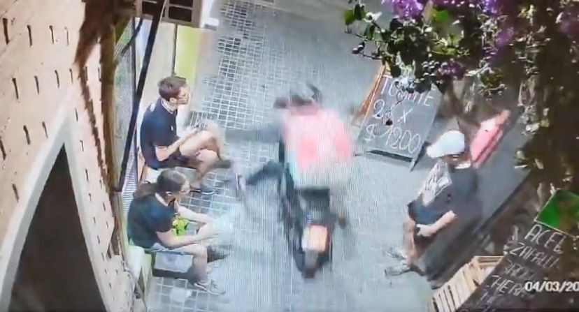 Video: delincuente disfrazado de delivery roba celular en la puerta de una Verdulería en B° Alto Alberdi | Córdoba
