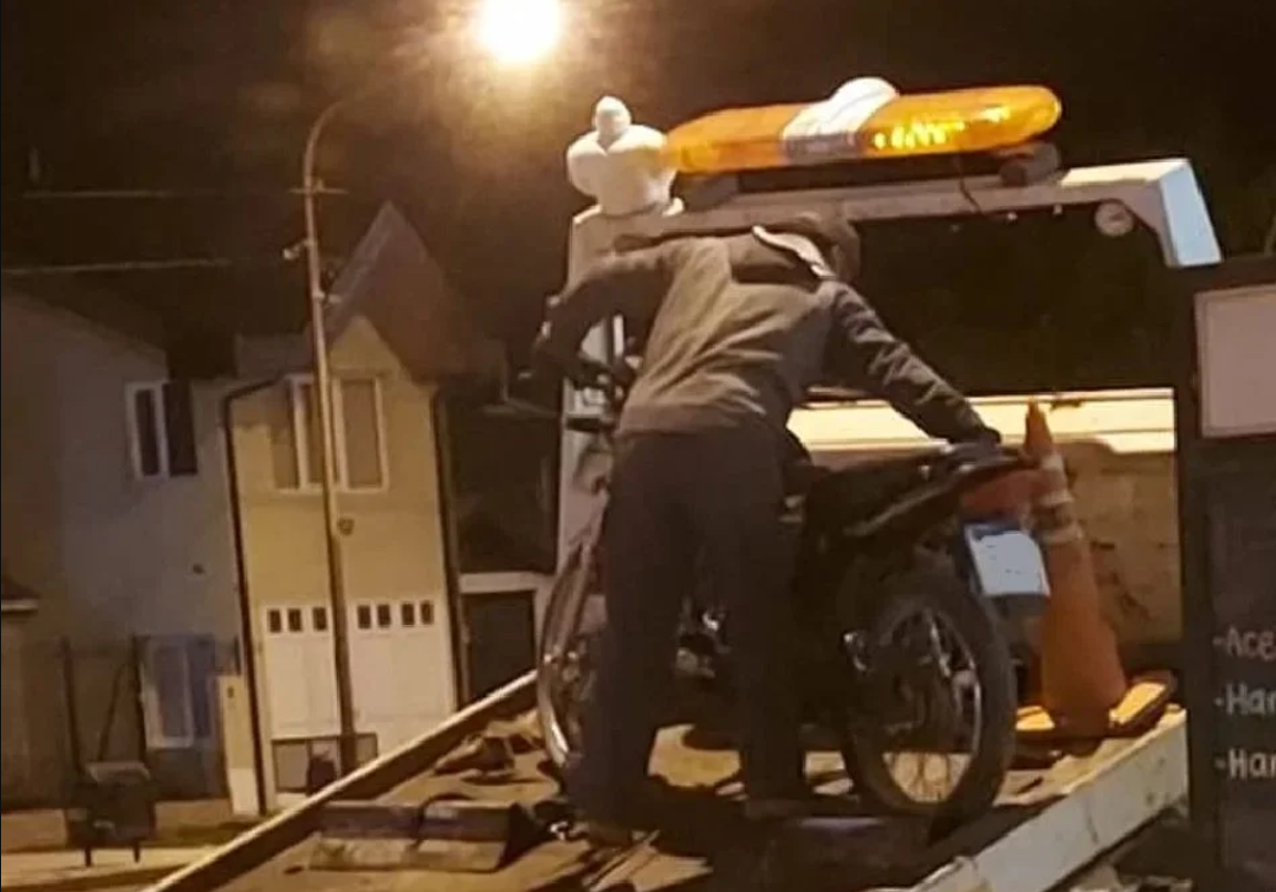 Le quisieron hacer el test de alcoholemia, se negó e intentó prender fuego su moto | Actualidad