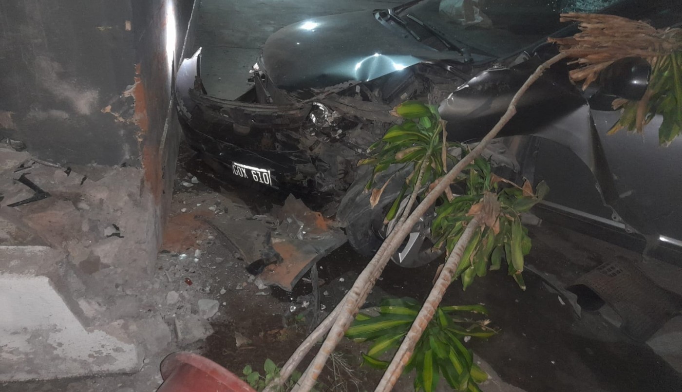 Un adolescente estrelló su auto contra el Club Deportivo Central | Córdoba