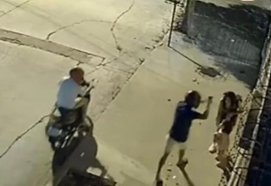 Una secuencia que estremece: así asaltaron a una mamá y su pequeña hija en pleno barrio San Vicente | Córdoba