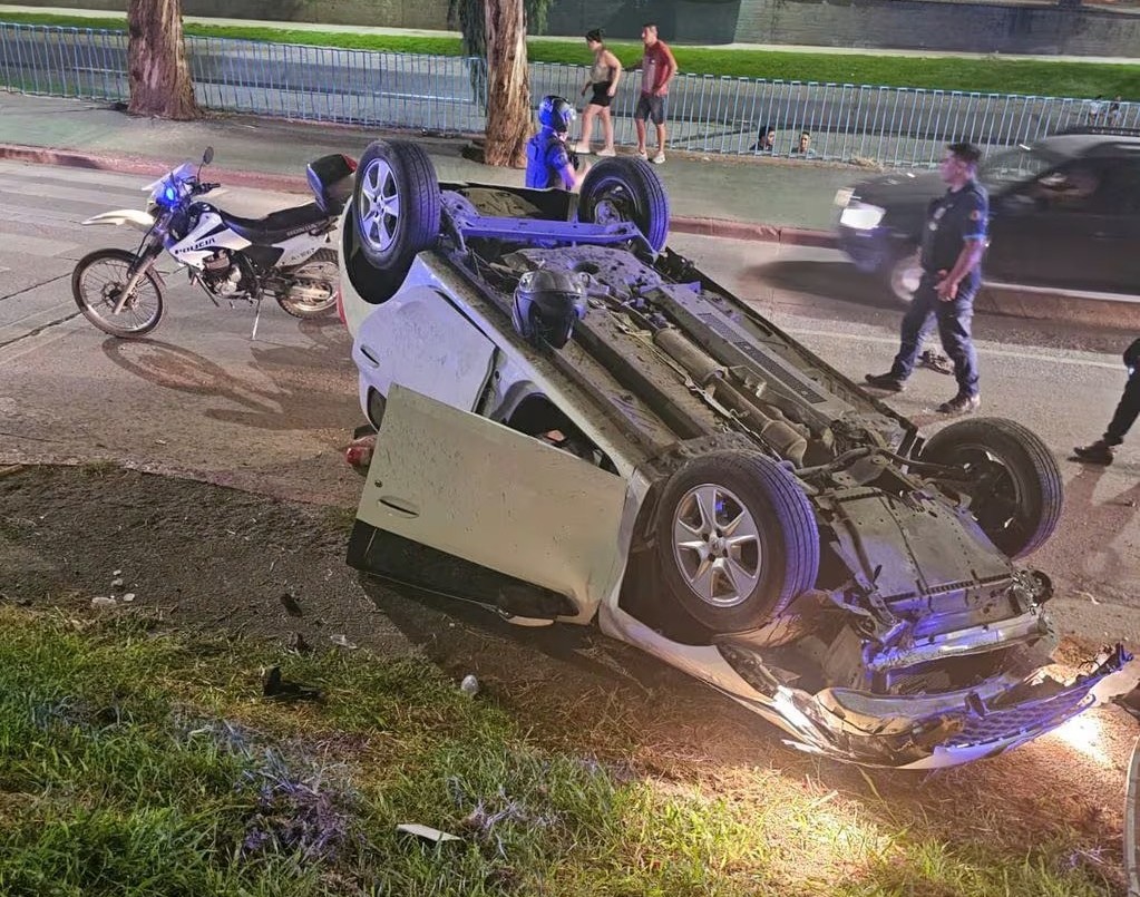 Jóvenes capturados tras robar un auto, escapar y volcar en la Costanera | Córdoba