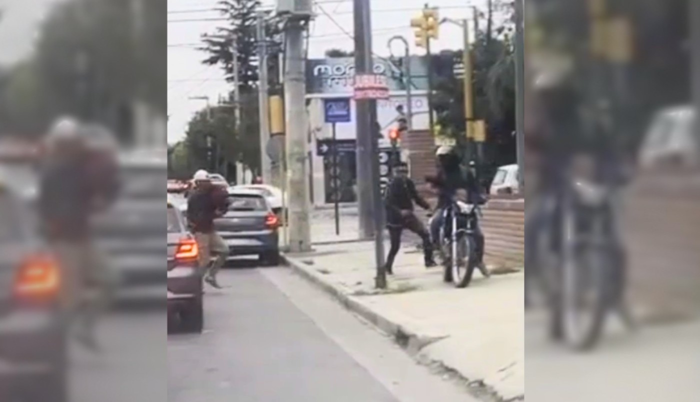 Motochorros robaron una mochila con $9,4 millones en semáforo de Villa Belgrano | Córdoba