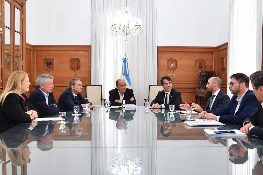 El Gobierno se reunió con el bloque de Pichetto para avanzar con la negociación de la nueva ley ómnibus | Actualidad